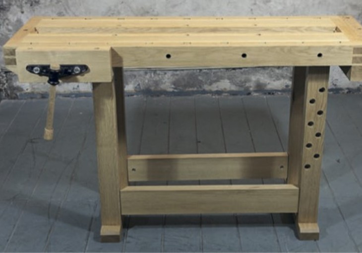 Versatile banco da falegname in legno con due ripiani e 4 cassetti.
